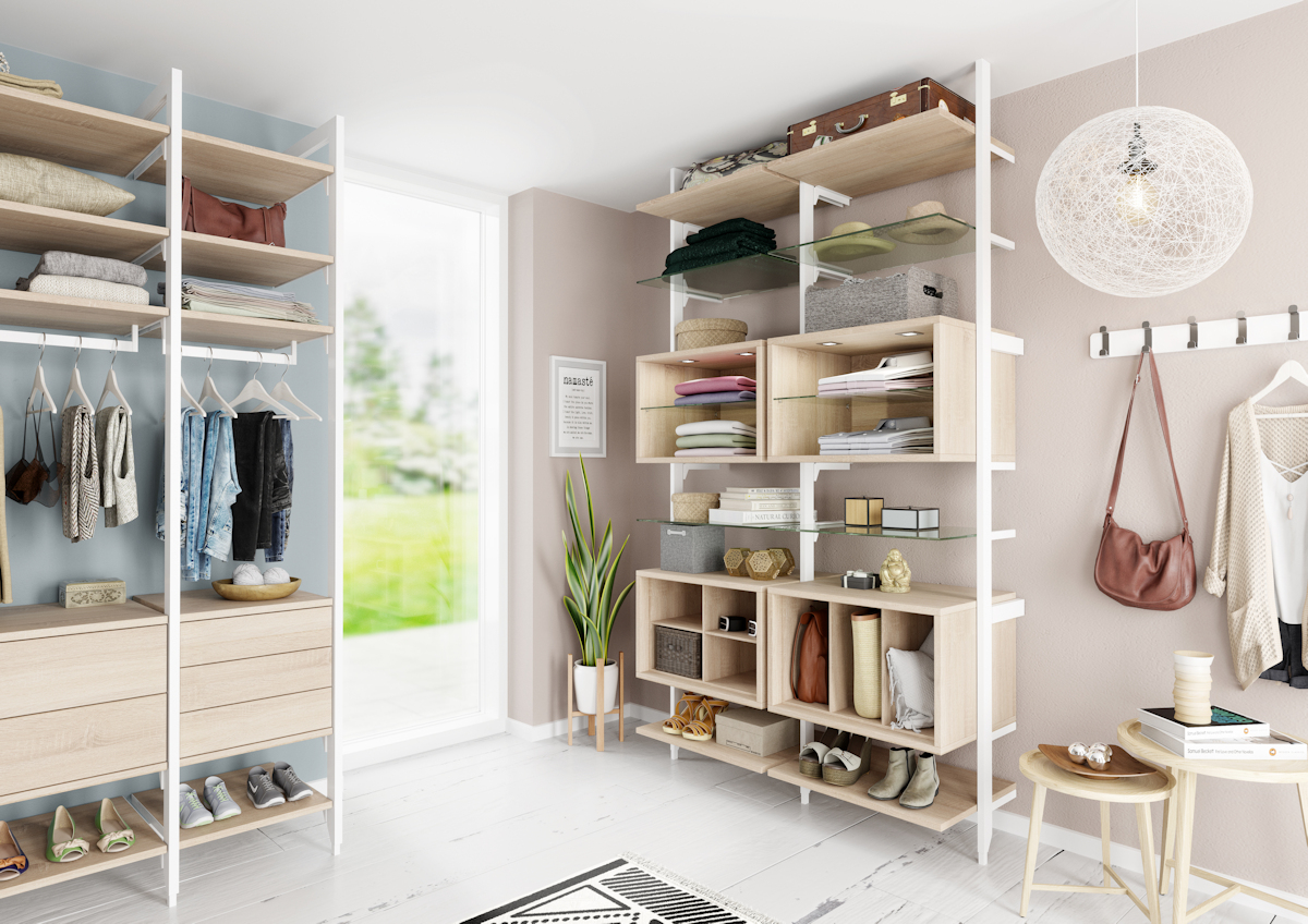 Ein geräumiges Zimmer mit weißen Einbauschränken und edlem Holzboden.