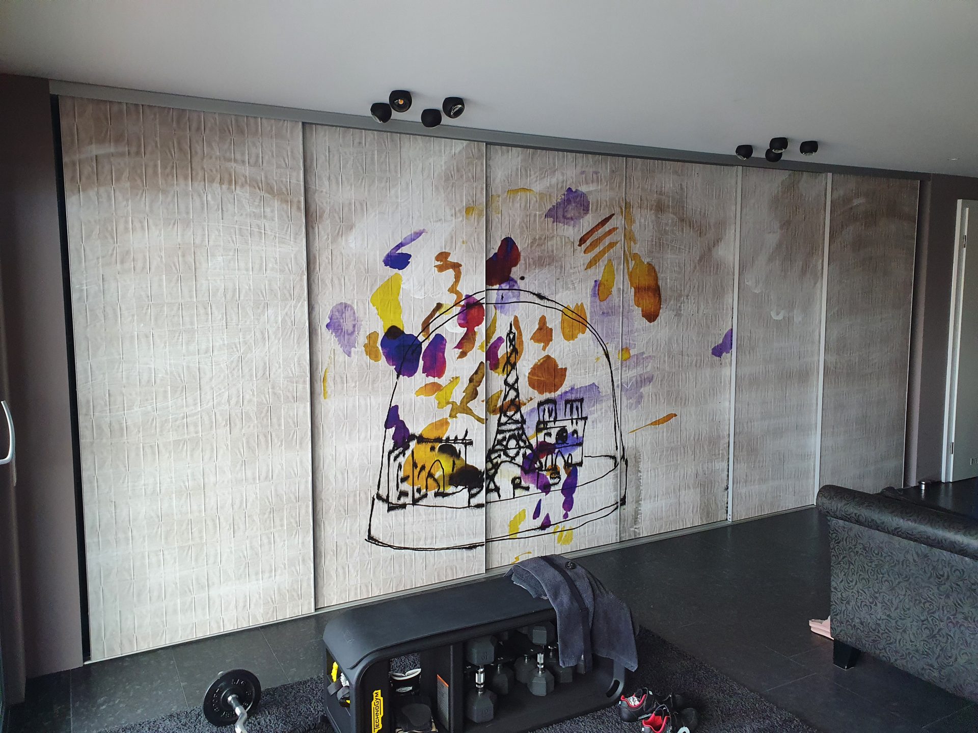 Eine dekorative Vase mit verschiedenen Blumen steht auf der Küchentheke.