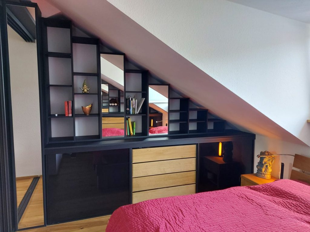 Farbenfrohe, unterteilte Holzschränke