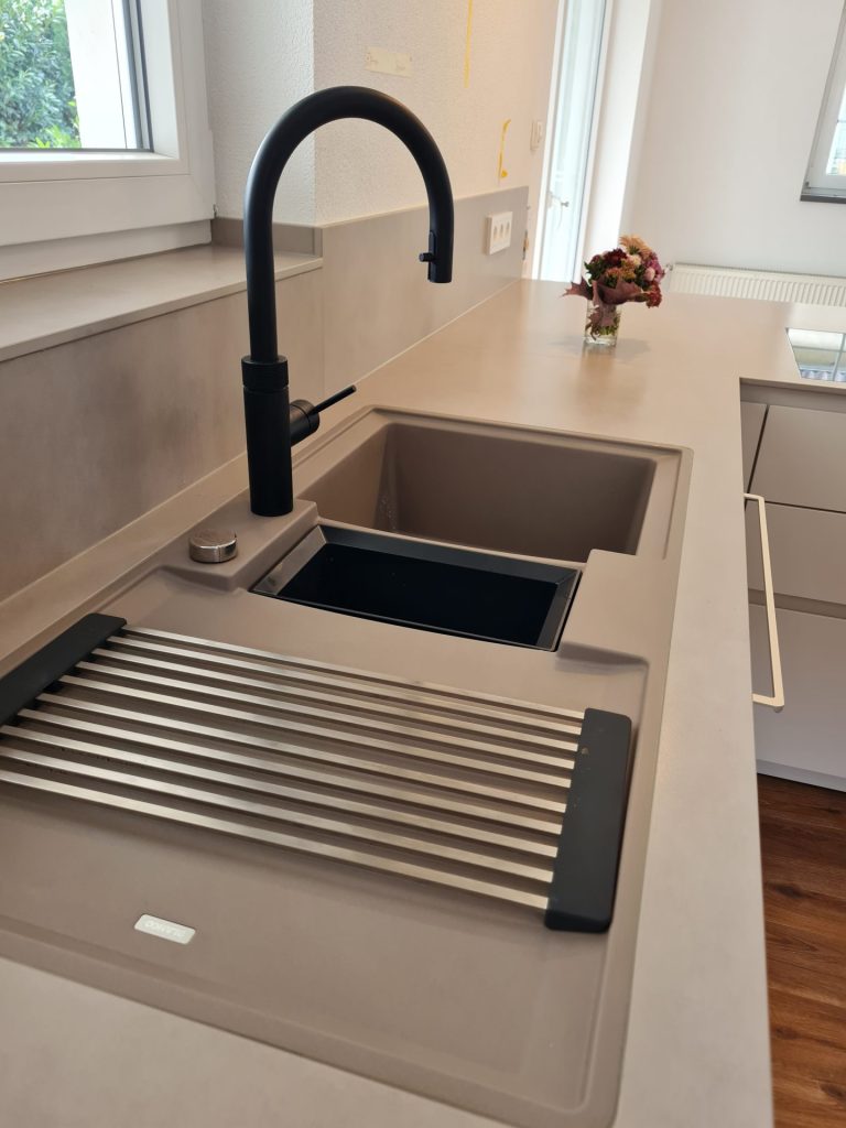 Ein moderner begehbarer Kleiderschrank mit großem Spiegel, ordentlich arrangierter Kleidung und organisiertem Stauraum.