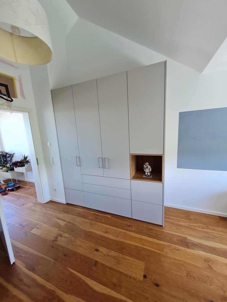 Eine gut gestaltete Küche mit weißen Schränken und eleganten Holzböden, die den Charme des Raumes insgesamt unterstreicht.