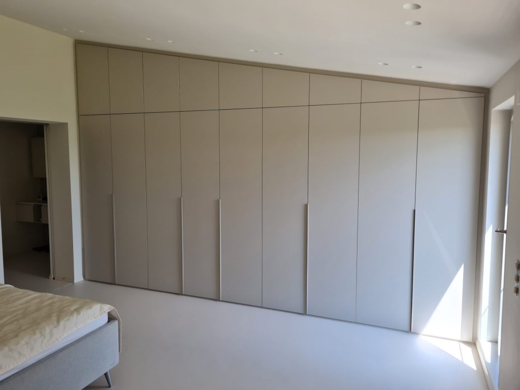 Ein gut gestalteter Raum mit weißen Schränken und eleganten Holzelementen