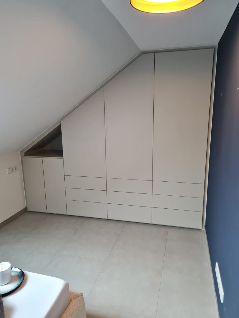 Auf einem polierten weißen Holzboden steht ein Schrank mit Türen, der einen modernen und übersichtlichen Stauraum bietet.